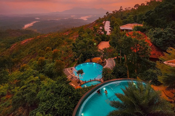 Outdoor pool, an infinity pool, open 8:00 AM to 8:00 PM, pool umbrellas