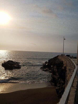 Beach nearby, beach towels - Modern apartment Steps to Las Canteras Beach Ideal for Families & Couples (Las Palmas de Gran Canaria)