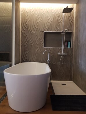 Combined shower/bathtub, hair dryer, towels, soap - Modern apartment Steps to Las Canteras Beach Ideal for Families & Couples (Las Palmas de Gran Canaria)