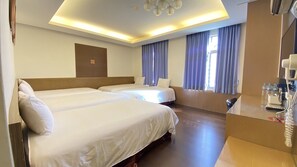 Family Room (8PAX) | Desk, blackout drapes, soundproofing, free WiFi
