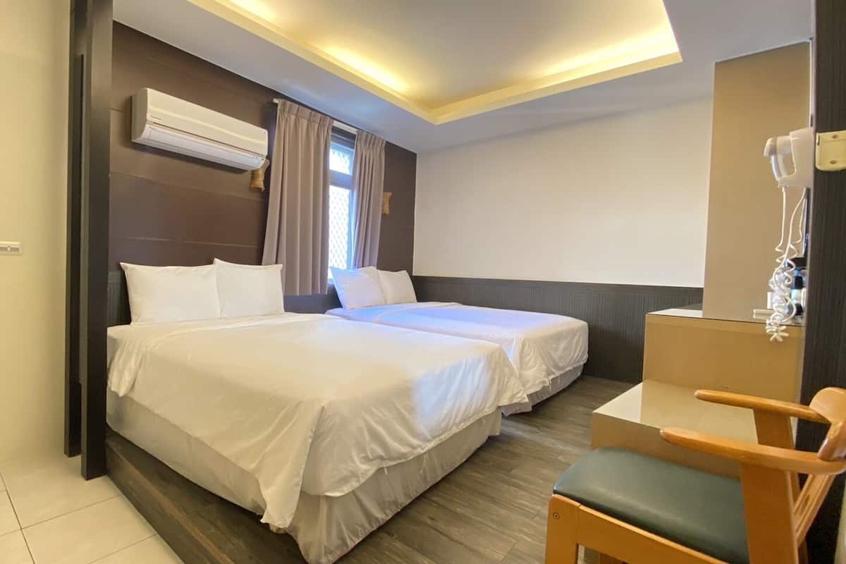 Quadruple Room (305) | 1 bedroom, desk, blackout drapes, soundproofing