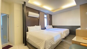 A hotel room with two beds, a desk, and a window with curtains. - Kenting Jinjin Music Inn (Hengchun)