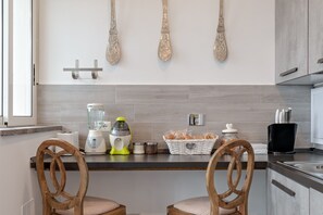 Micro-ondes, four, plaque de cuisson, cafetière/bouilloire