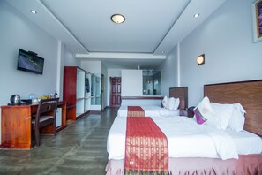 Quarto duplo luxo | Roupas de cama premium, cofres nos quartos, escrivaninha