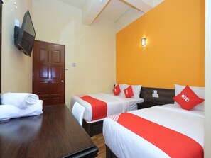 Standard Triple Room | Desk, free WiFi, bed sheets - OYO 44029 Tudor Home Inn (Brinchang)