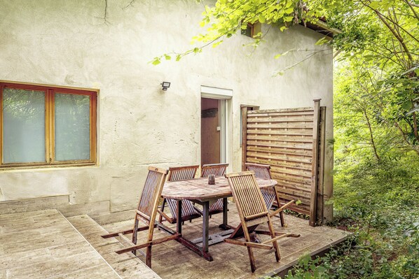 Outdoor dining - Self-contained accommodation in the heart of an acacia forest (Blésignac)