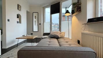 Fernseher, DVD-Player, Bücher