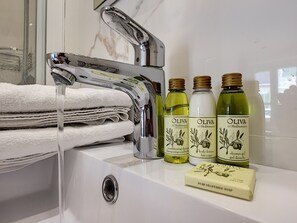 Shower, free toiletries, hair dryer