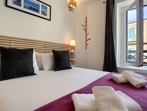 1 soverom og strykejern/-brett