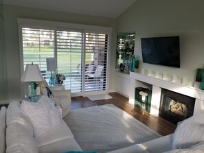 Smart TV, fireplace, Netflix, Hulu