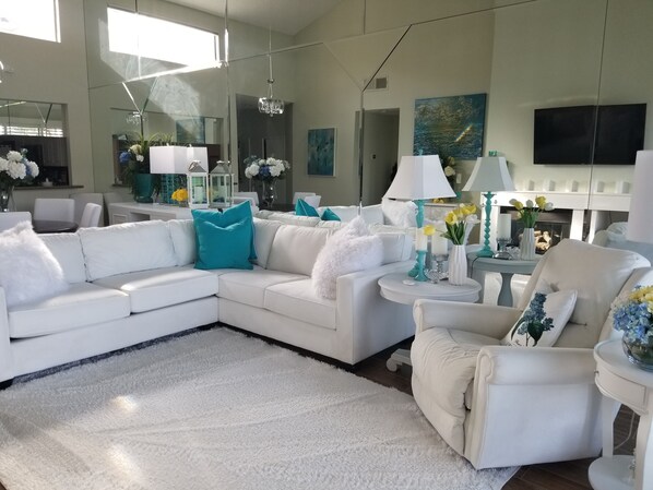 Smart TV, fireplace, Netflix, Hulu