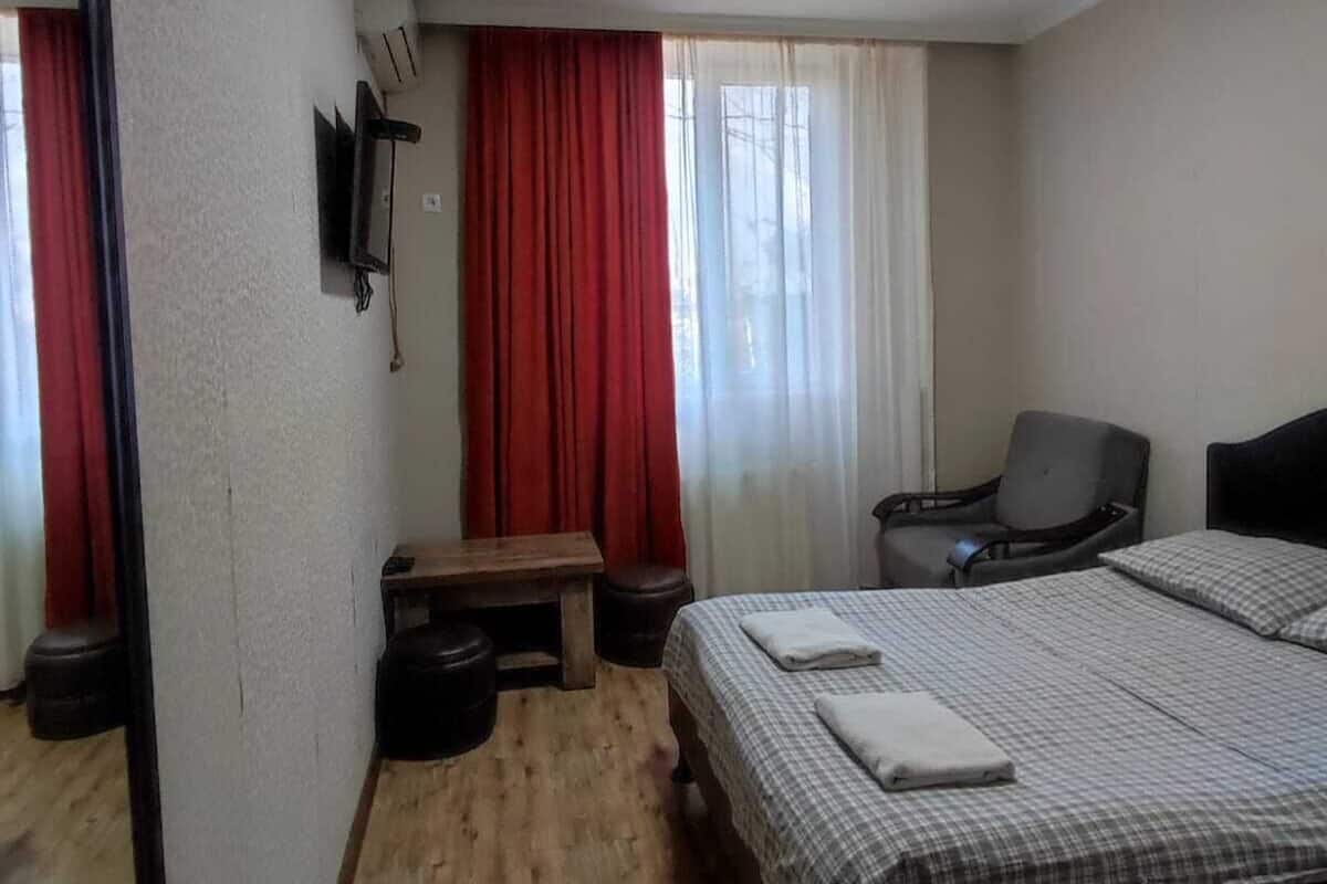 Habitación doble económica | Tabla de planchar con plancha, wifi gratis y ropa de cama