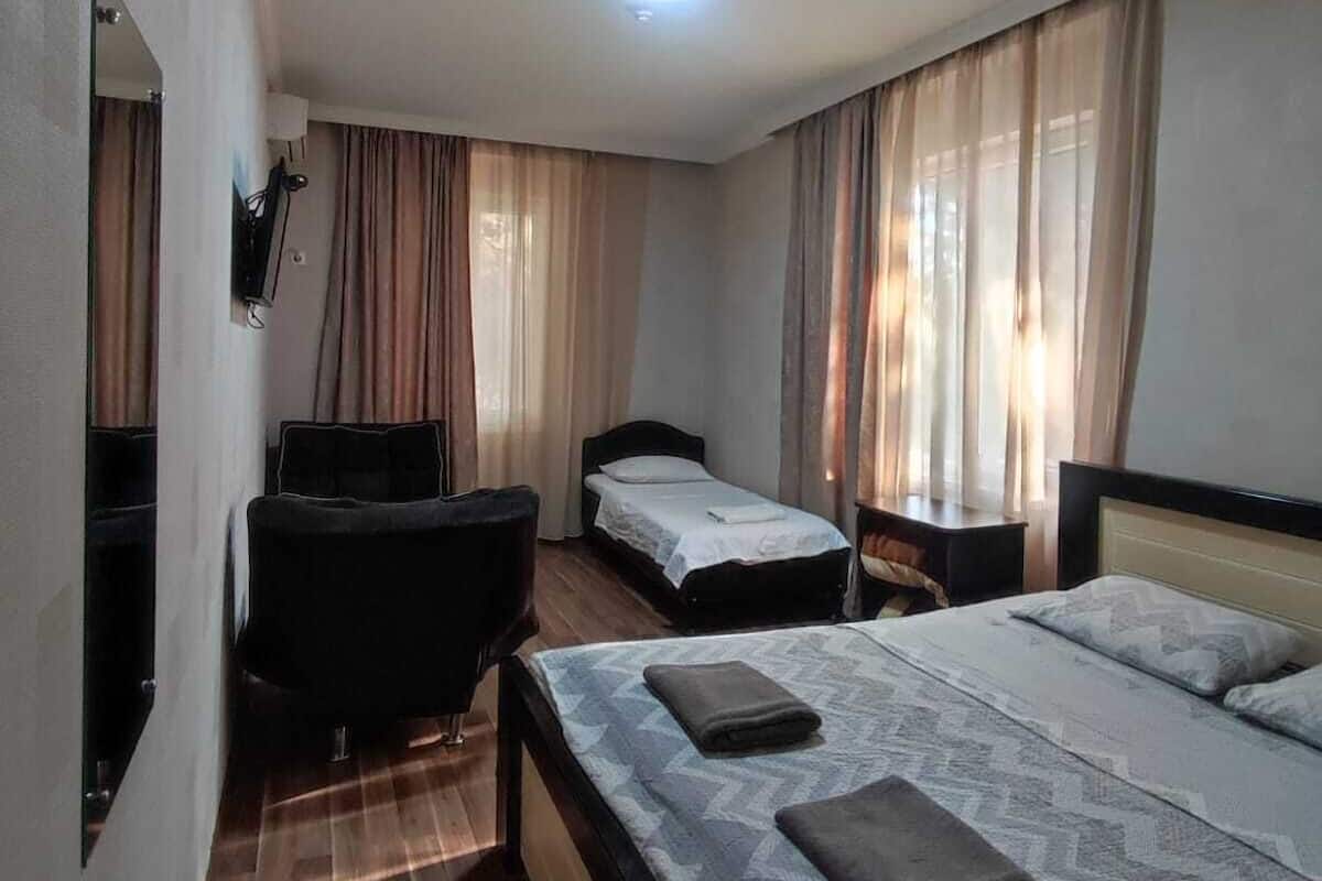 Habitación doble estándar | Tabla de planchar con plancha, wifi gratis y ropa de cama