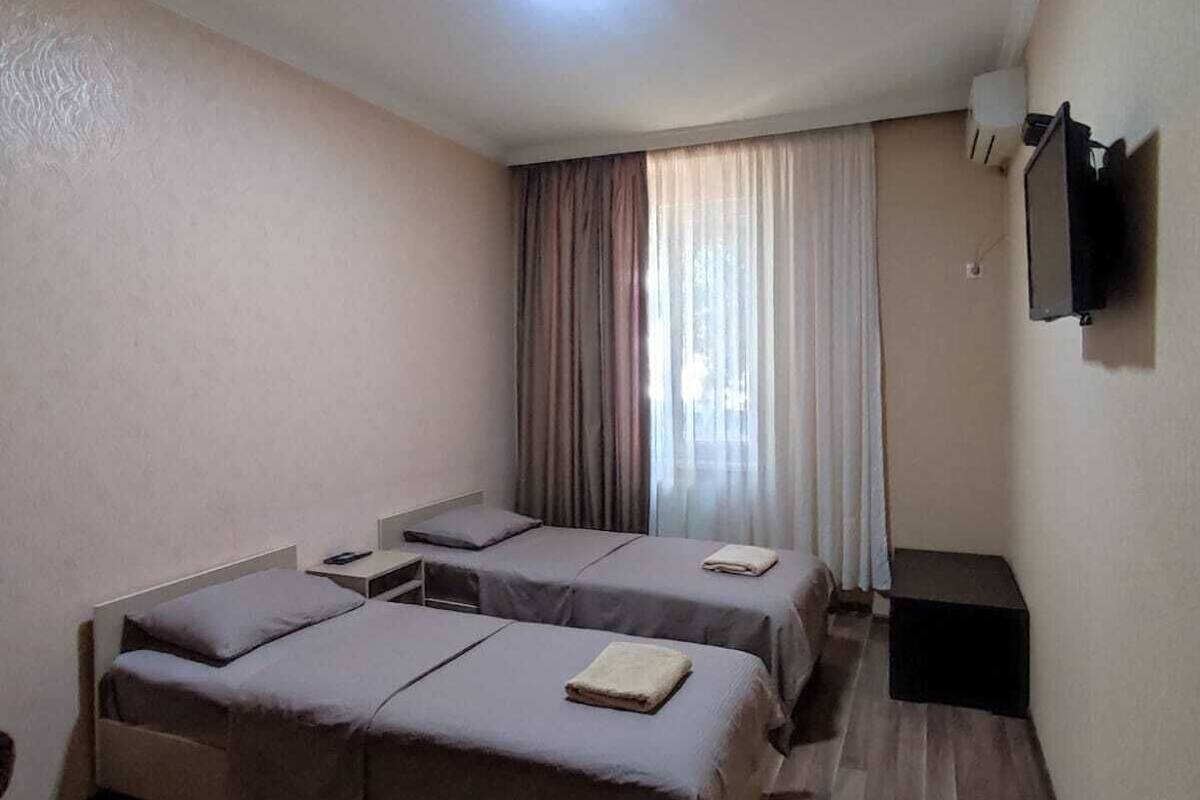 Tabla de planchar con plancha, wifi gratis y ropa de cama
