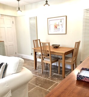 Dining - Laura’s Townhouse Apartments Garrard’s Retreat  (Bath)
