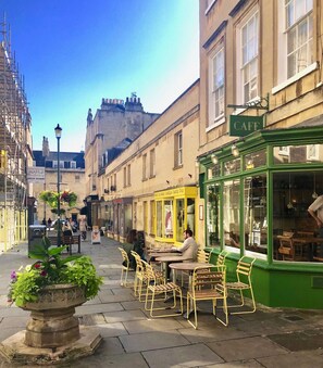 Outdoor dining - Laura’s Townhouse Apartments Garrard’s Retreat  (Bath)
