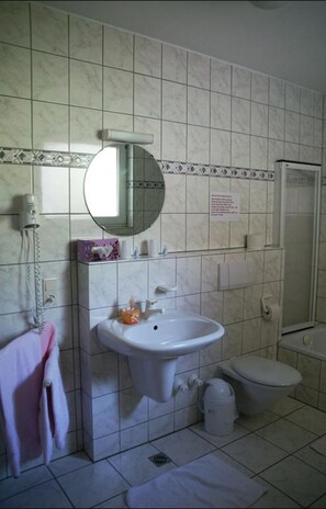 Free toiletries, hair dryer, towels, toilet paper - Hotel Restaurant Bieberstuben (Menden)