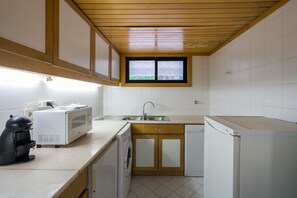 Een koelkast, een magnetron, een oven, een vaatwasser