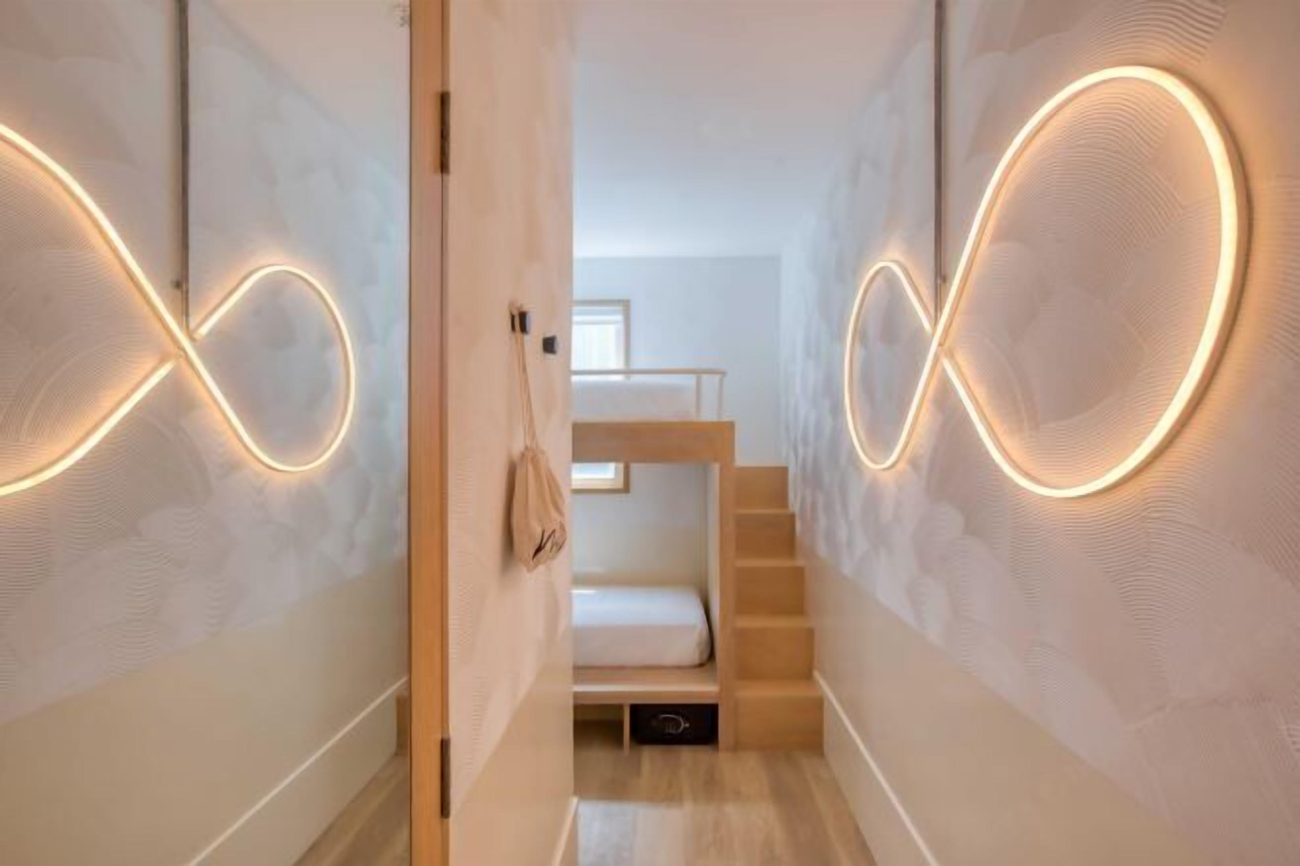 Coffres-forts dans les chambres, fer et planche à repasser