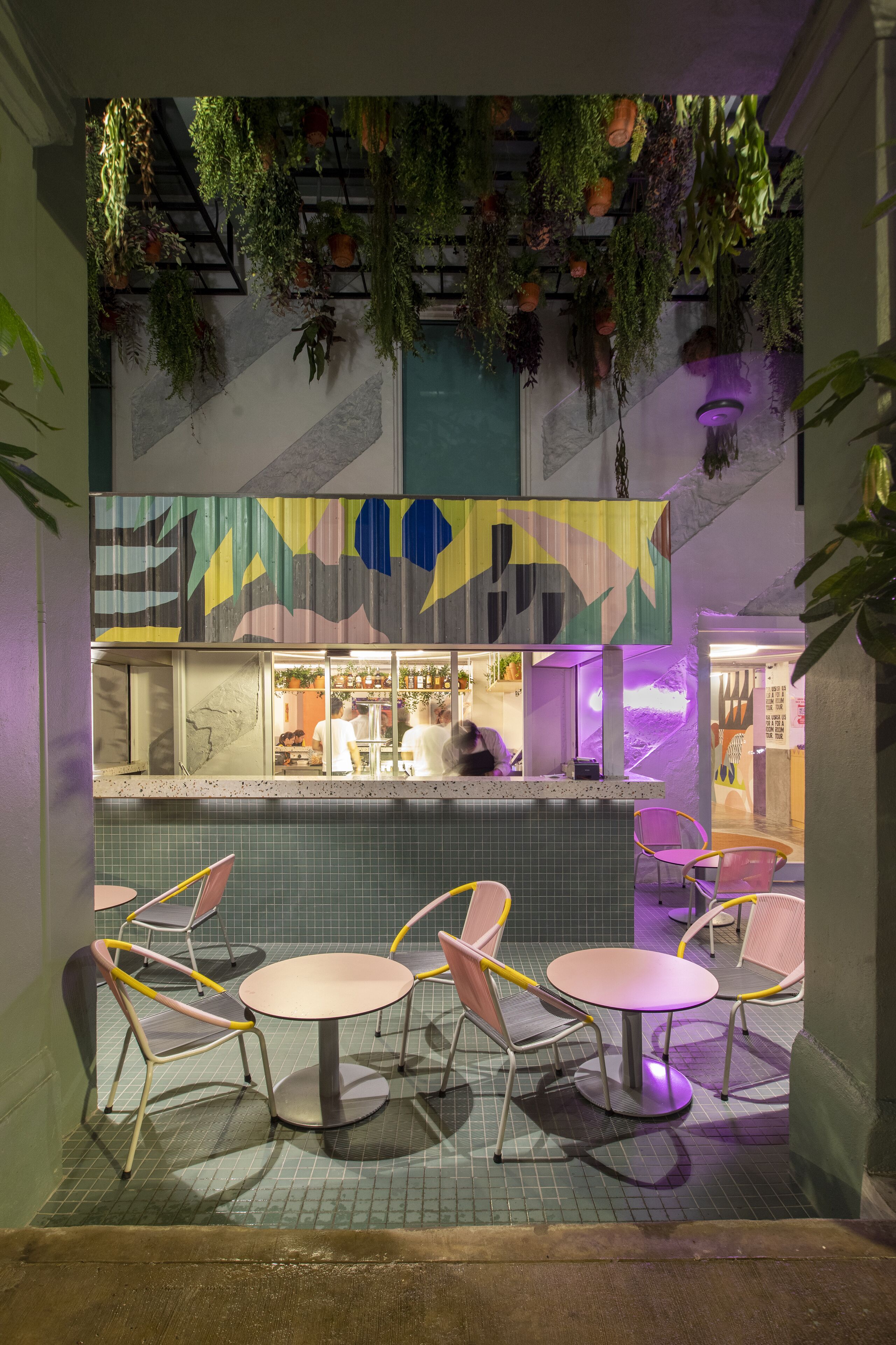 Se sirven desayunos, almuerzos y cenas; cocina americana