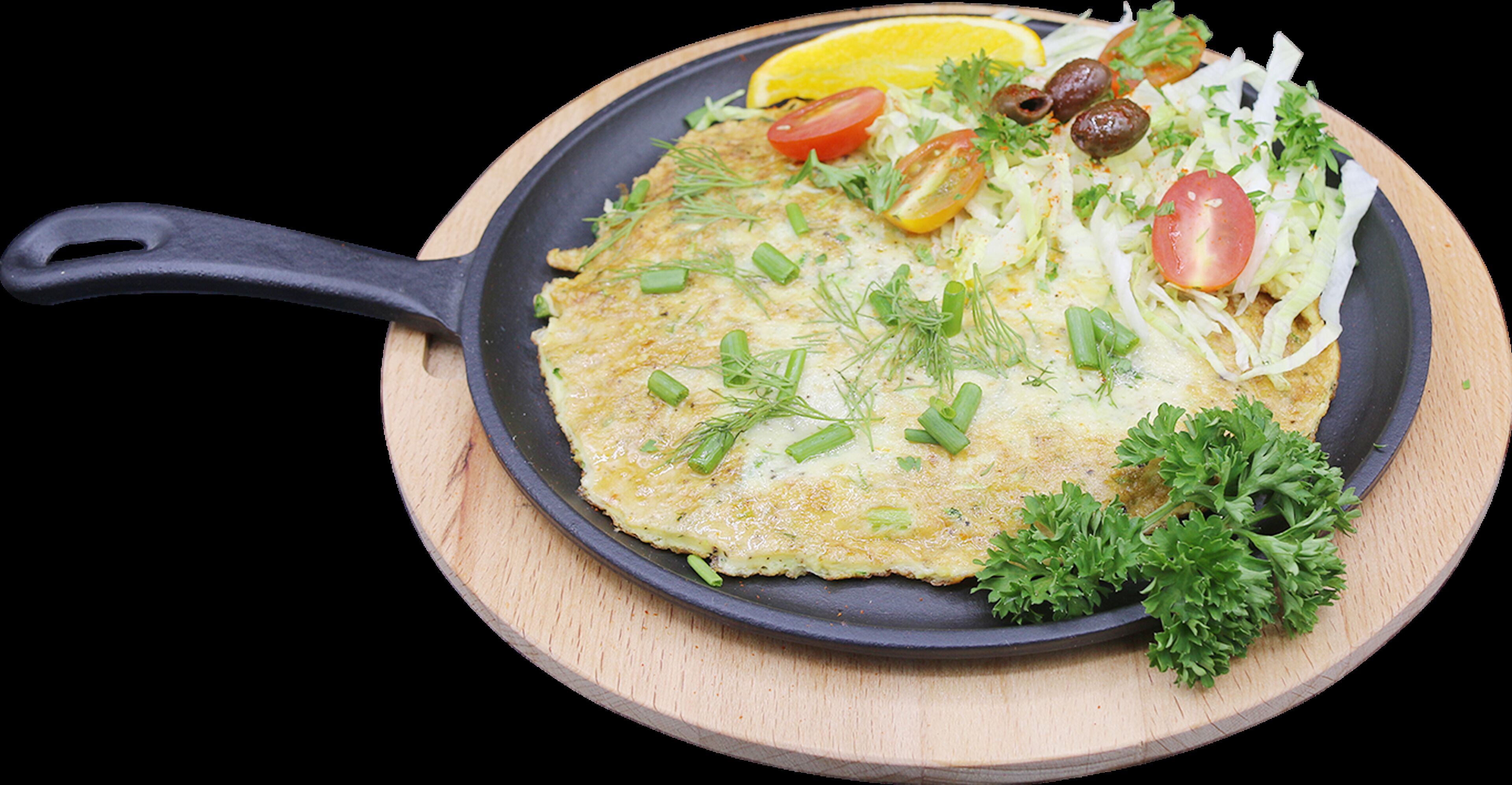 Eine Bratpfanne mit einem Pfannkuchen, garniert mit Tomaten, Frühlingszwiebeln und Petersilie, auf einem Holzbrett.