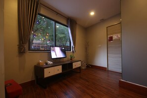 Superior Twin Room | In-room safe, desk, free WiFi, bed sheets - Ostro Hotel (Phnom Penh)