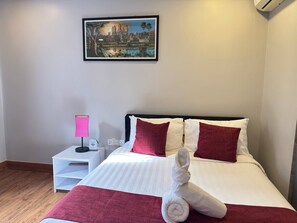 Standard Double Room | In-room safe, desk, free WiFi, bed sheets - Ostro Hotel (Phnom Penh)