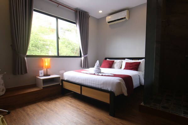 Standard Double Room | Living area | 32-inch LED TV with digital channels, TV, DVD player - Ostro Hotel (Phnom Penh)