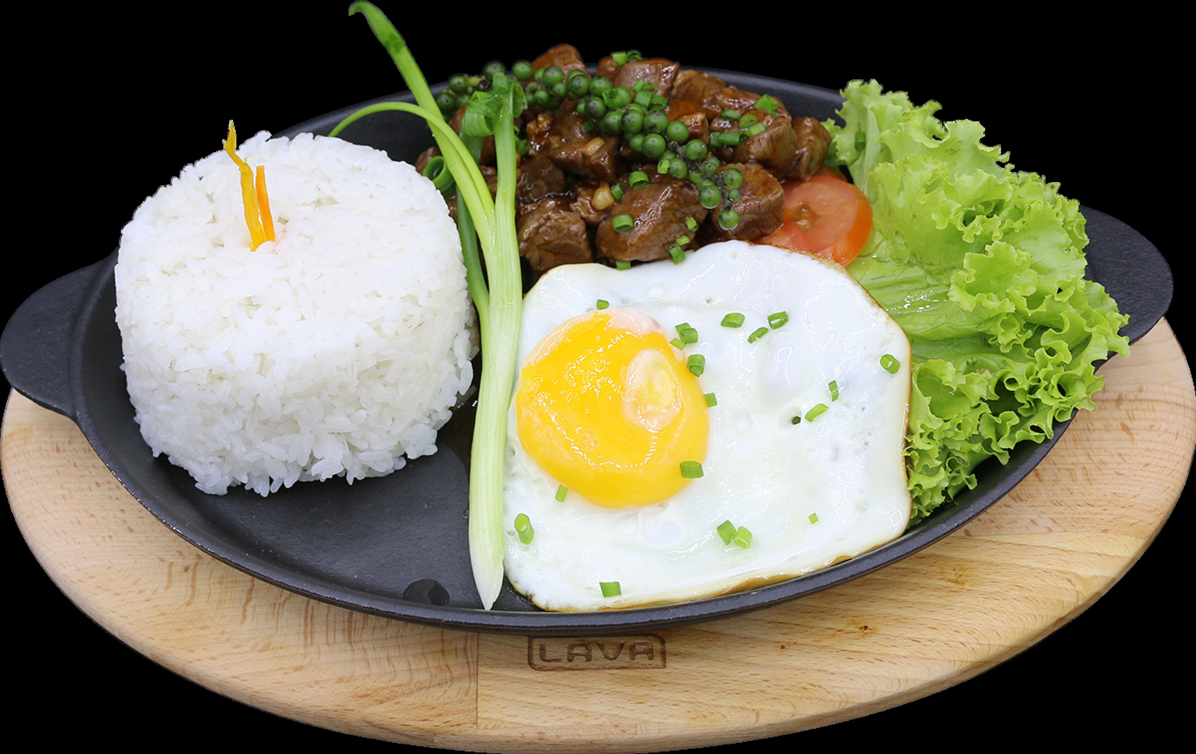 Une assiette contenant du riz blanc, un œuf frit, de la viande et des légumes.