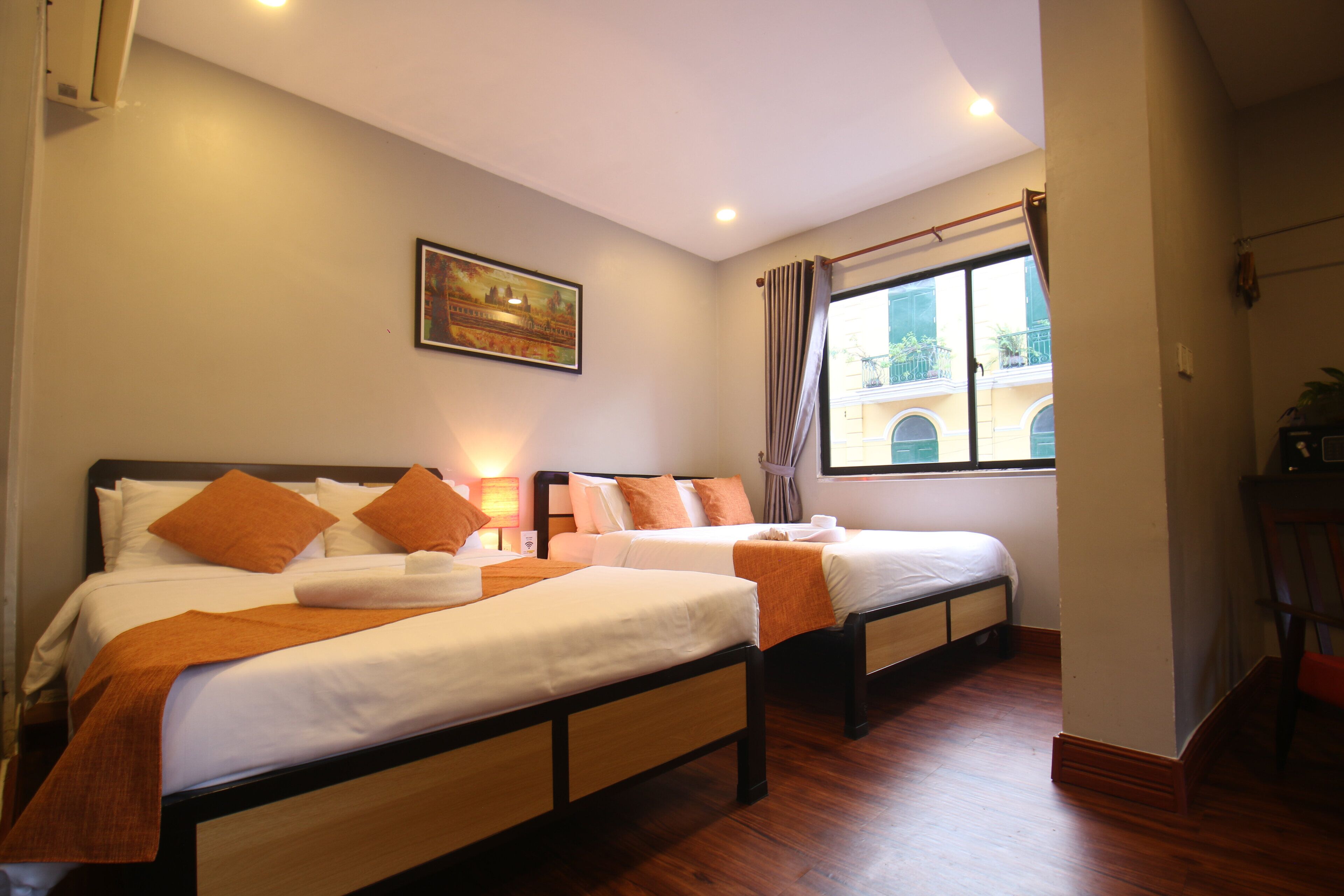 高级双床房 | 客房内保险箱、办公桌、免费 WiFi、床单