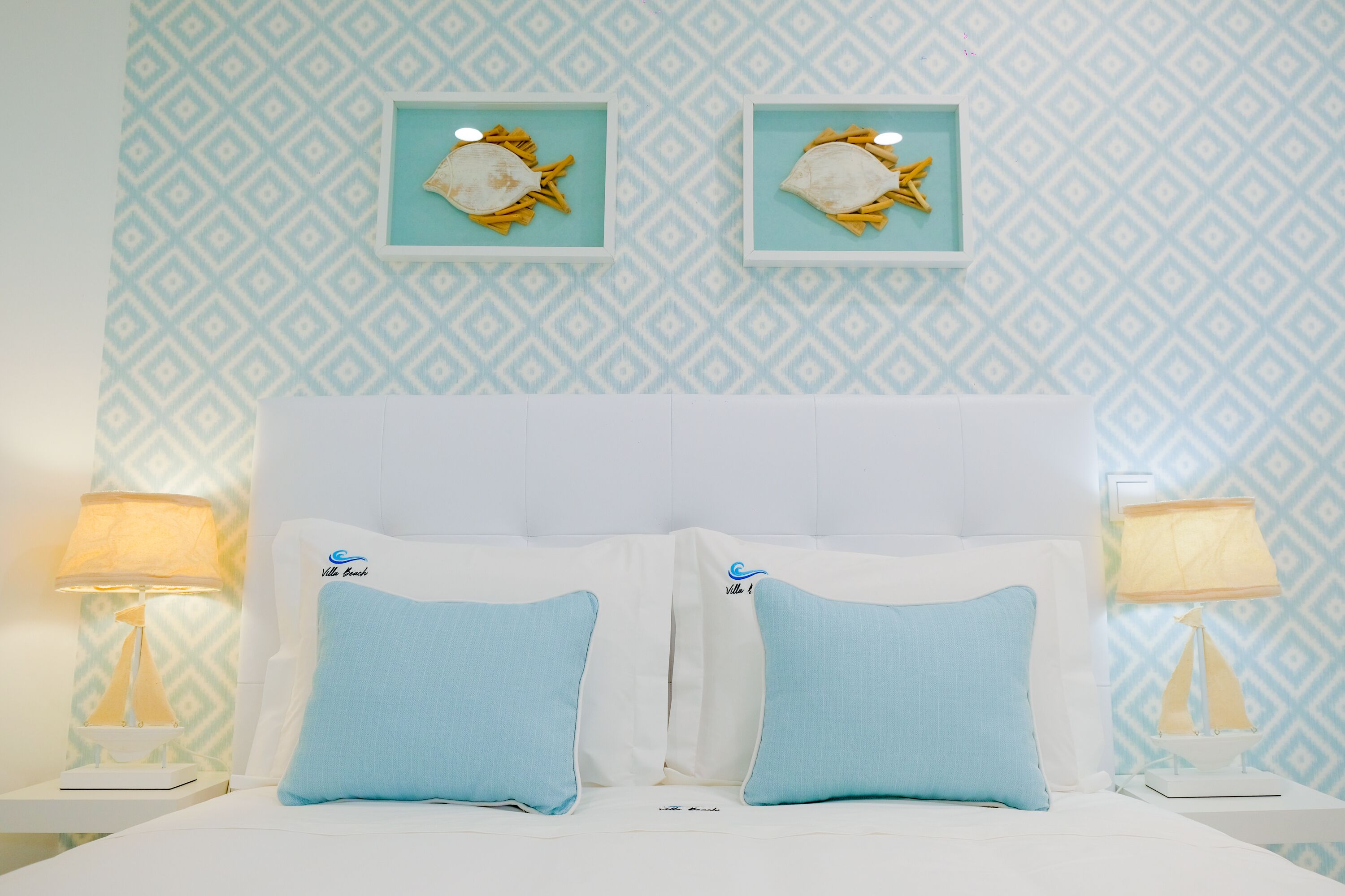 1 quarto, ferros/tábuas de passar roupa, berço de viagem