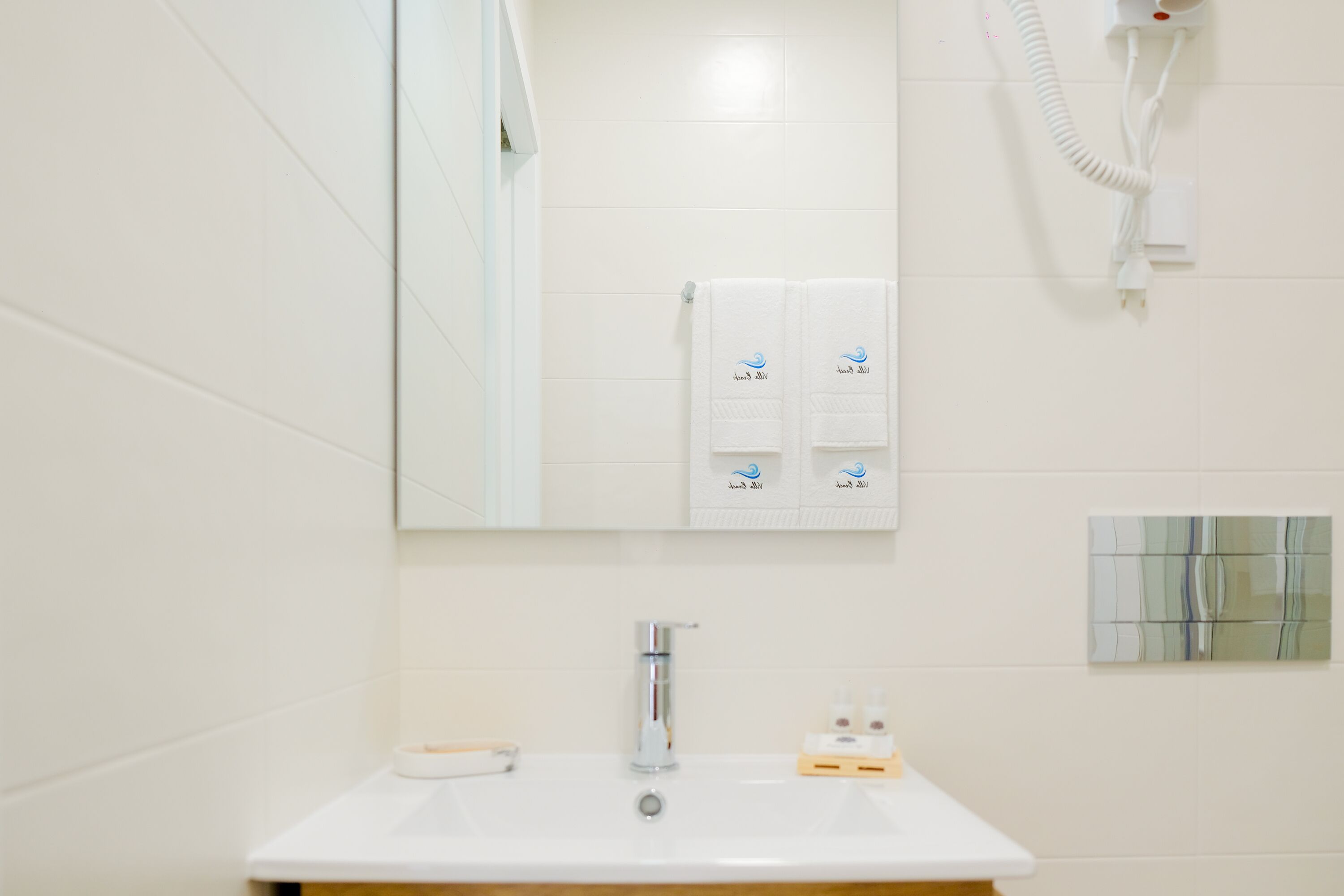 Secador de cabelo, toalhas de banho, sabonete, shampoo