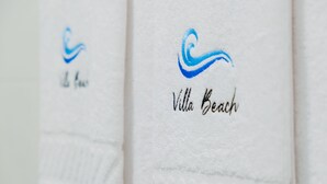 Una toalla con un logotipo y el texto "Villa Beach".