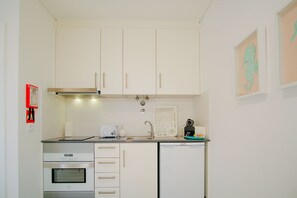 Een koelkast, een microgolfoven, een oven, een kookplaat