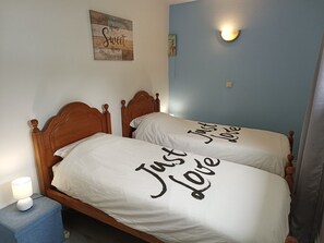 1 bedroom, free WiFi, bed sheets - Cabedelo Seaside Guesthouse - SURF ROOM (Viana do Castelo)