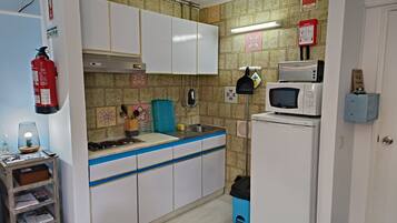 Refrigerador, microondas, parrilla de estufa y cafetera y tetera