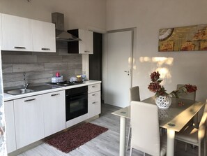 Refrigerador, horno, parrilla de estufa y cafetera y tetera 