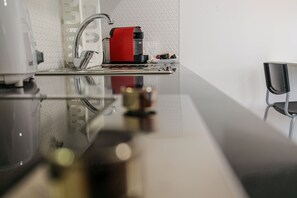 Four à micro-ondes, cafetière-théière, chaise haute