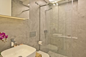 Douche, sĂšche-cheveux, serviettes fournies