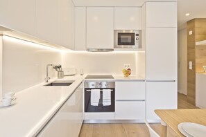 Geladeira, micro-ondas, fogão, cooktop