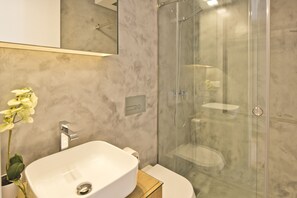 Douche, sĂšche-cheveux, serviettes fournies