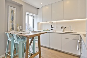 Wasserkocher mit Kaffee-/Teezubehör, Kühlschrank, Mikrowelle, Ofen