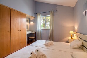 3 bedrooms, in-room safe, iron/ironing board, free WiFi