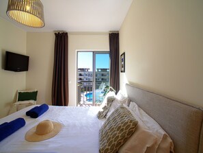 2 bedrooms, desk, Internet