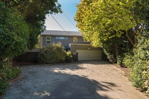 Property grounds - Beachfront Retreat Amazing 5 bedroom House (Cowes)