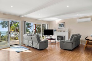 Smart TV, DVD player - Beachfront Retreat Amazing 5 bedroom House (Cowes)
