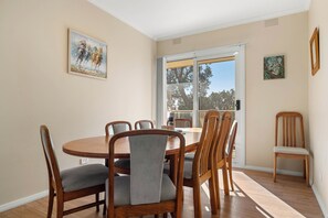 Dining - Beachfront Retreat Amazing 5 bedroom House (Cowes)