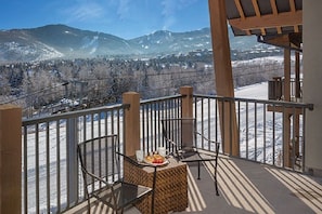 Outdoor dining - Relax in comfort great views spacious 2 bedroom deluxe with fireplace & balcony. (Park City)
