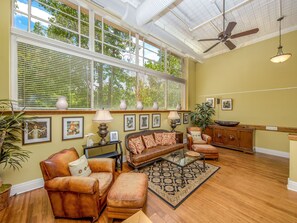 Smart TV, fireplace, DVD player, books - Gallery at 35 Patton (Asheville)