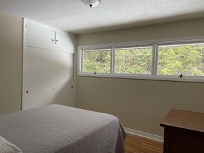 4 bedrooms, travel cot, bed sheets